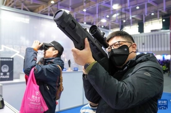 1月6日，觀眾在警營開放周活動現(xiàn)場體驗(yàn)警用激光炫目槍。
