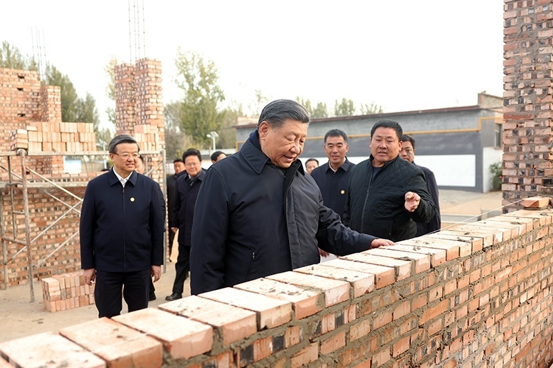 2023年11月10日，習(xí)近平總書記在河北保定涿州市刁窩鎮(zhèn)萬全莊村房屋重建施工現(xiàn)場考察。
