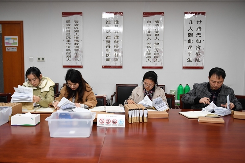 2020年1月8日，浙江寧波市北侖區(qū)紀(jì)委工作人員在檢查北侖區(qū)大數(shù)據(jù)發(fā)展管理中心2019年的公款消費票據(jù)，查找是否存在違規(guī)問題。