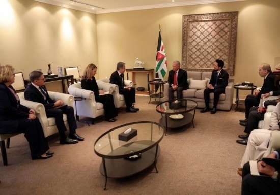 1月7日，約旦國王阿卜杜拉二世（中右）在安曼會(huì)見到訪的美國國務(wù)卿布林肯（中左）。新華社發(fā)（約旦王宮供圖）