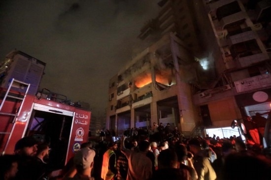 1月2日，人們聚集在黎巴嫩貝魯特南郊的以色列無(wú)人機(jī)襲擊現(xiàn)場(chǎng)。新華社發(fā)（比拉爾·賈維希攝）