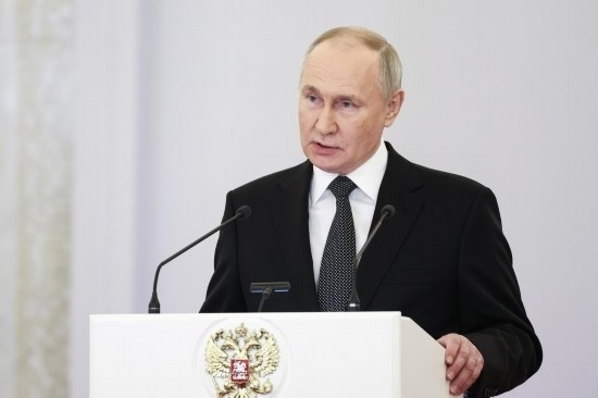 2023年12月8日，俄羅斯總統(tǒng)普京在莫斯科克里姆林宮出席“祖國(guó)英雄日”慶祝儀式。新華社/塔斯社