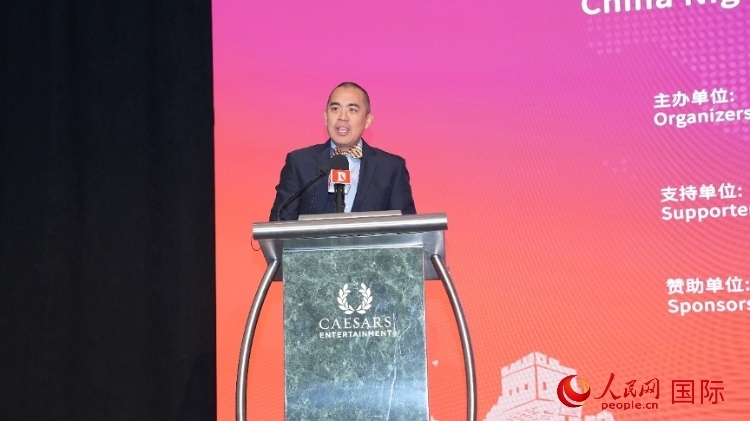 內(nèi)華達(dá)州副州長辦公室幕僚長魯?shù)稀づ撩鲌D安在論壇致辭。人民網(wǎng)記者 鄧圩攝