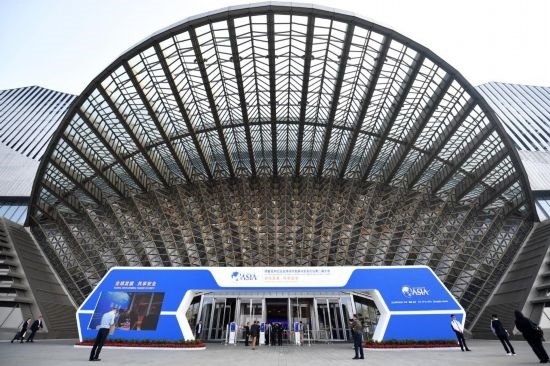 2023年10月30日，參會(huì)嘉賓步入長(zhǎng)沙國(guó)際會(huì)議中心。當(dāng)日，以“全球發(fā)展 共享安全”為主題的博鰲亞洲論壇全球經(jīng)濟(jì)發(fā)展與安全論壇第二屆大會(huì)在湖南長(zhǎng)沙開幕。新華社記者 陳振海 攝