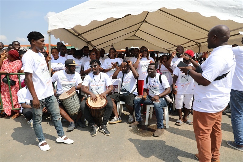 當?shù)孛癖姂c祝通車。中建國際中西非公司供圖。