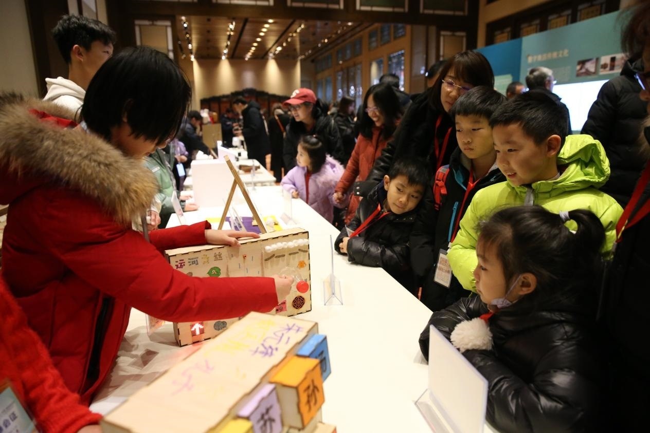 學(xué)生現(xiàn)場(chǎng)演示科創(chuàng)作品。主辦方供圖