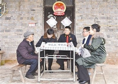  圖②：調(diào)解現(xiàn)場。