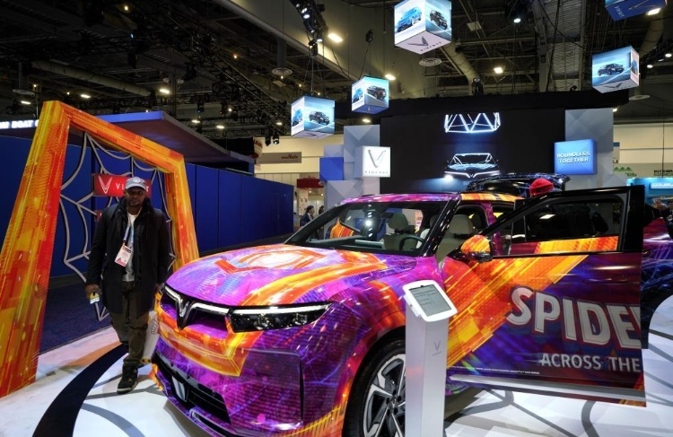 1月11日，人們在美國拉斯維加斯消費電子展越南電動汽車制造商VinFast展臺參觀。新華社記者吳曉凌攝