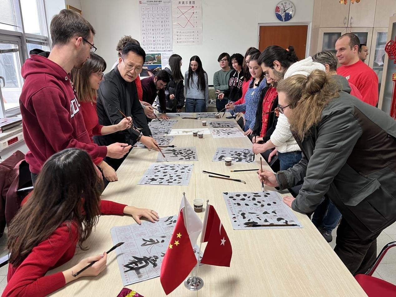 學生體驗書法。中東技術(shù)大學孔院供圖