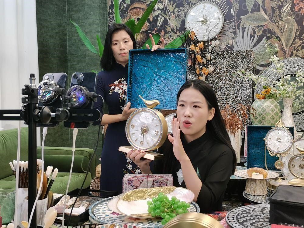 △在廣西防城港東興市一個電商直播間里，主播在進行活動推介。