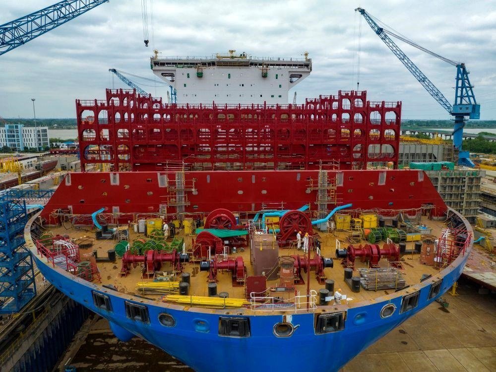 △2023年5月7日，江蘇揚州中遠海運重工有限公司工人在作業(yè)。