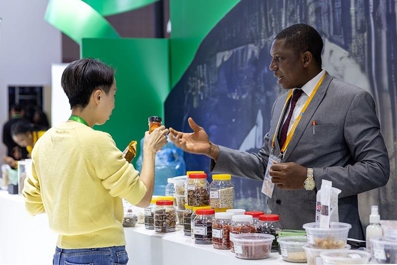 △2023年11月7日，在進博會國家館尼日利亞館，展商介紹尼日利亞產(chǎn)品。