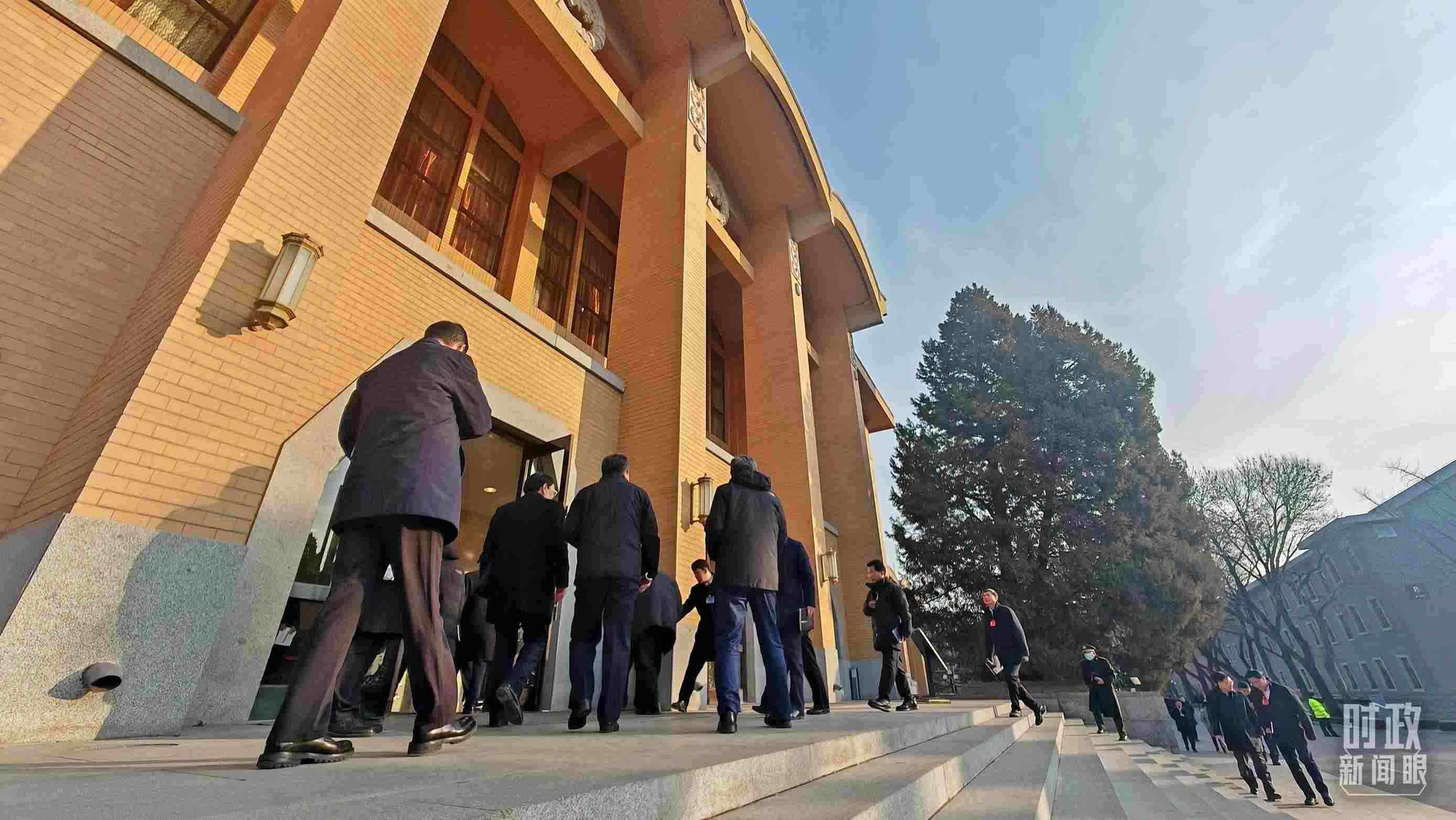 △省部級主要領(lǐng)導(dǎo)干部推動金融高質(zhì)量發(fā)展專題研討班的學(xué)員們正在進入會場。（總臺央視記者王策拍攝）