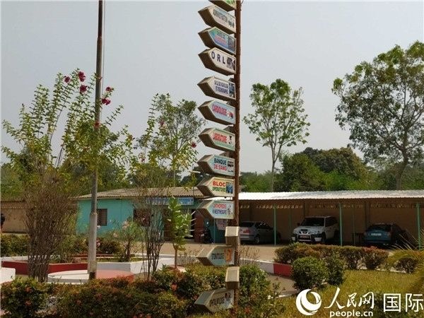 醫(yī)院內(nèi)的各科室指示牌。人民網(wǎng)記者 黃培昭攝