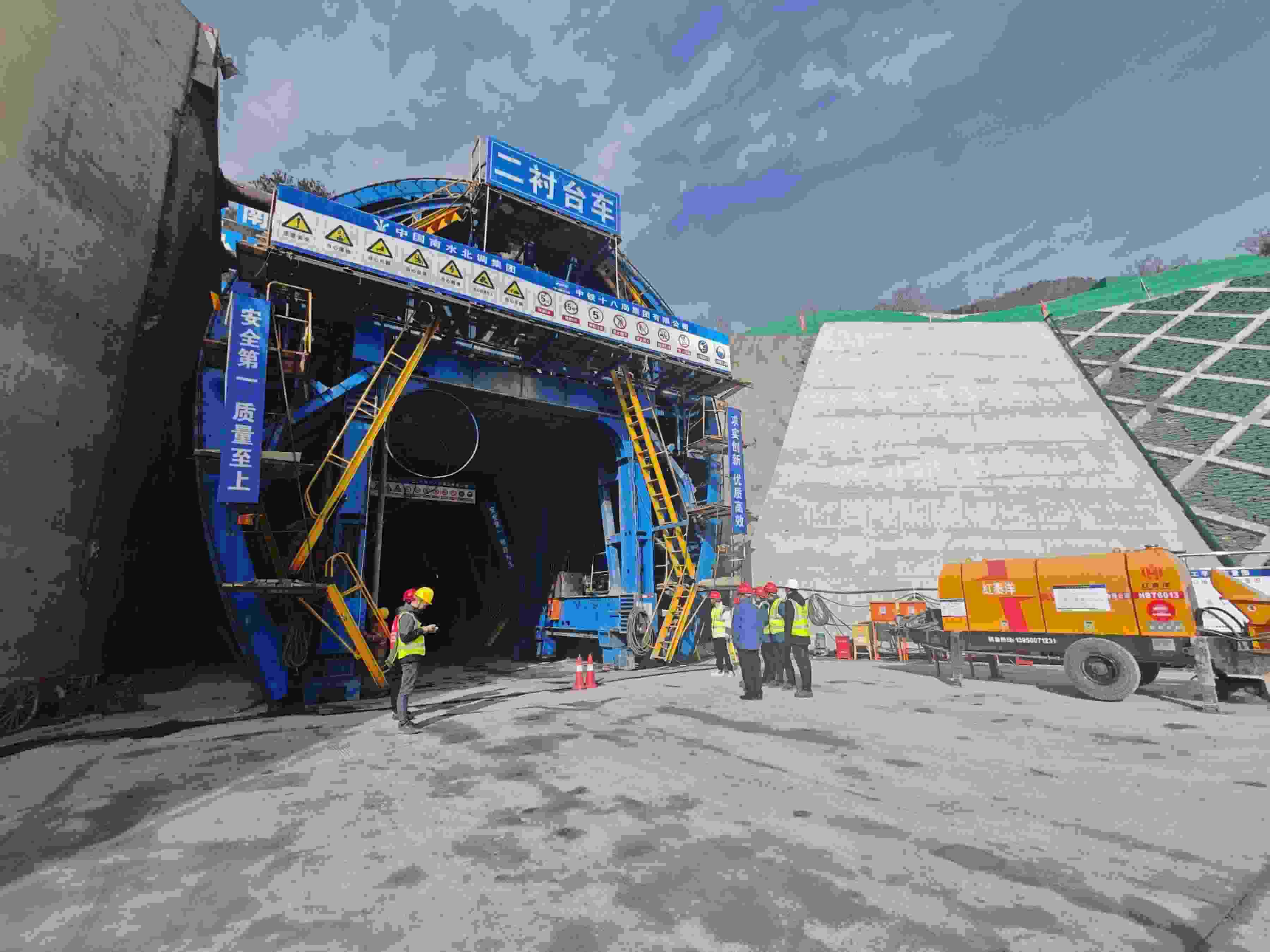 湖北省襄陽(yáng)市?？悼h馬良鎮(zhèn)的引江補(bǔ)漢工程輸水隧洞8號(hào)平洞施工現(xiàn)場(chǎng)。受訪者供圖