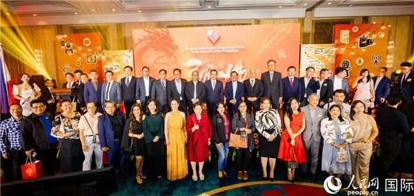 出席駐菲律賓使館2024年新年媒體沙龍部分嘉賓代表合影。人民網(wǎng)記者樊帆 攝