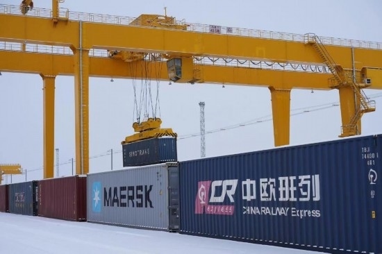 霍爾果斯口岸鐵路換裝場(chǎng)內(nèi)正在進(jìn)行集裝箱換裝作業(yè)。（受訪單位供圖）