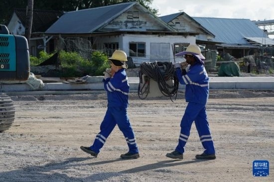 1月18日，工作人員在瑙魯艾沃港碼頭升級改造項目工地工作。新華社記者 王申 攝