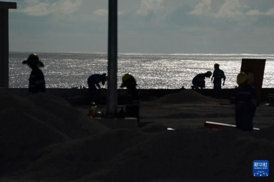 1月18日，工作人員在瑙魯艾沃港碼頭升級改造項目工地工作。新華社記者 王申 攝