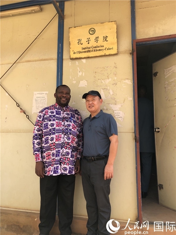 中方院長(zhǎng)趙華修和貝方院長(zhǎng)于連合影。人民網(wǎng)記者 黃培昭攝