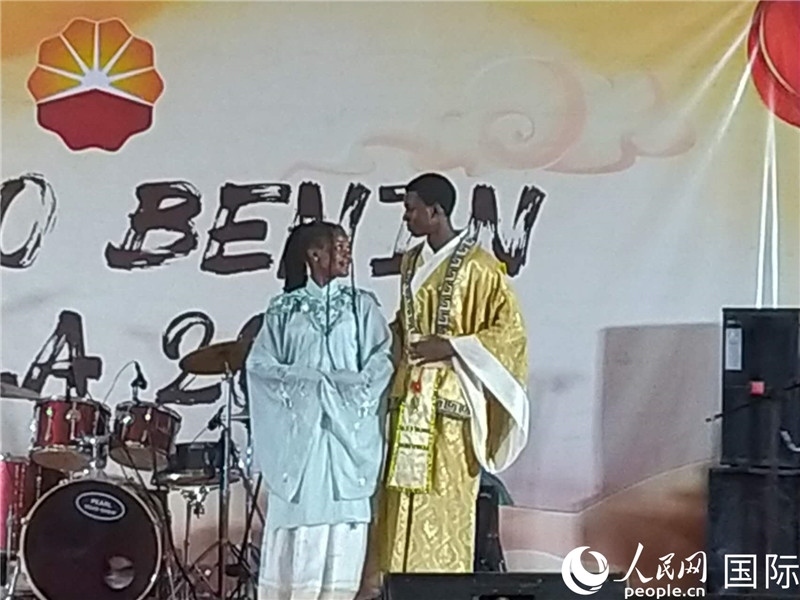 孔子學(xué)院的中國(guó)時(shí)裝秀表演。人民網(wǎng)記者 黃培昭攝