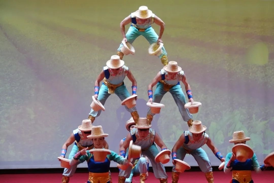 雜技表演“草帽歡歌” 。貝寧中國(guó)文化中心供圖