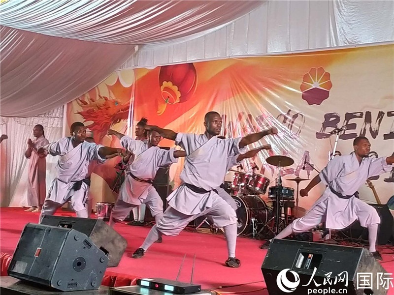 貝寧中國(guó)文化中心武術(shù)隊(duì)在進(jìn)行表演。人民網(wǎng)記者 黃培昭攝