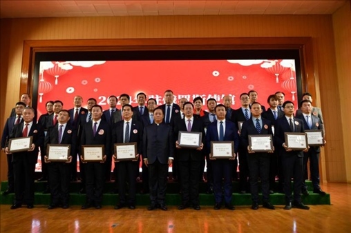 張漢暉為獲獎單位和個人頒發(fā)獎狀。駐俄羅斯使館供圖