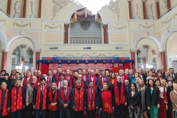 中俄書(shū)法美術(shù)作品聯(lián)展與會(huì)來(lái)賓共同合影留念。駐俄羅斯使館供圖