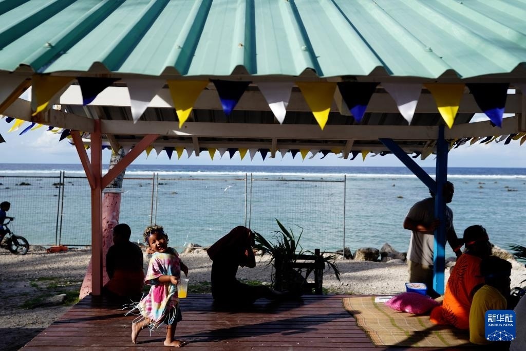 1月20日，當?shù)厝嗽阼斠惶幒┬蓍e娛樂。新華社記者 王申 攝