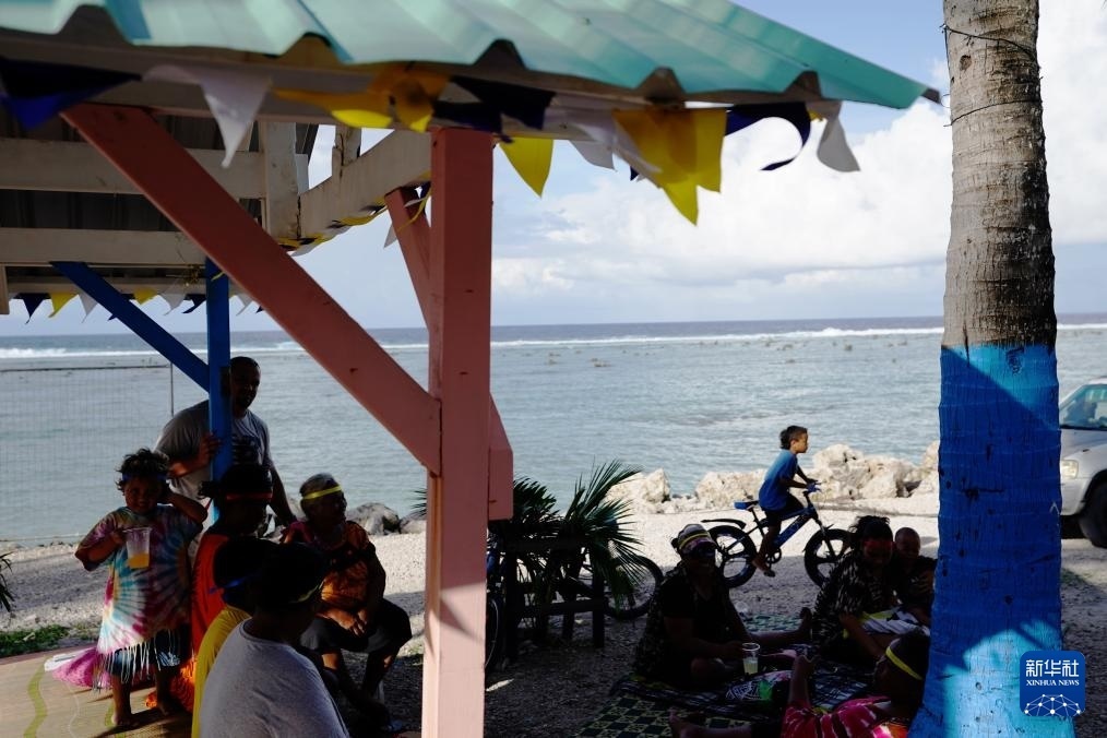 1月20日，當?shù)厝嗽阼斠惶幒┬蓍e娛樂。新華社記者 王申 攝