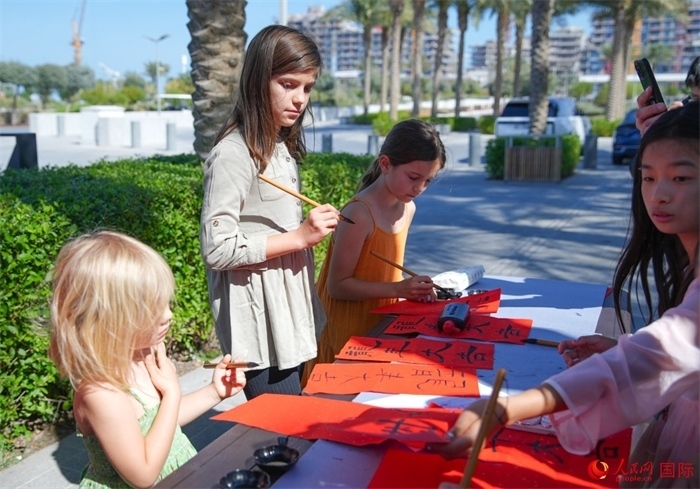 小朋友體驗(yàn)書法創(chuàng)作。人民網(wǎng) 塔里克·易卜拉欣攝