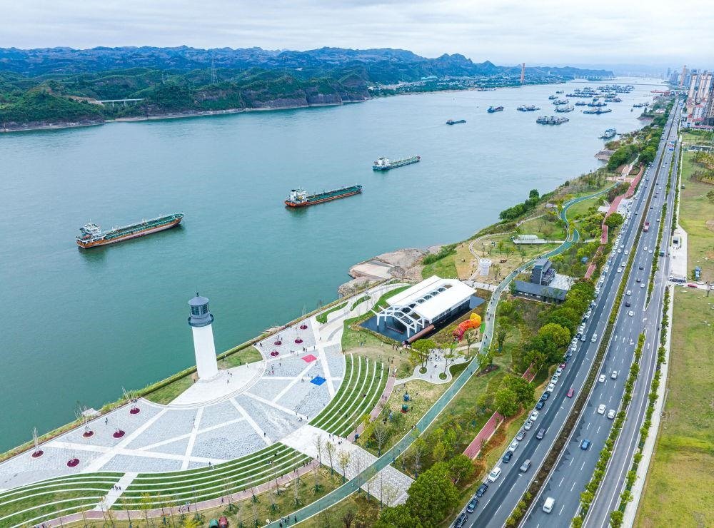 △湖北宜昌市濱江公園燈塔廣場。該廣場是在實施岸線復(fù)綠等綜合措施后，由老舊碼頭改造而成。