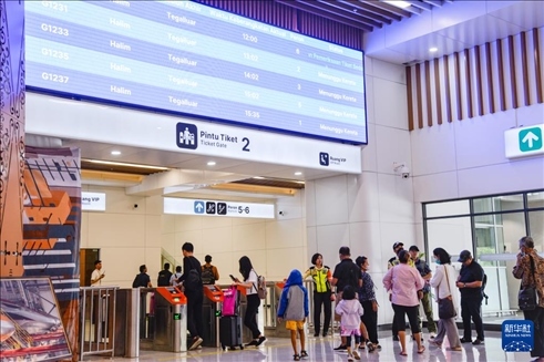 1月24日，在印度尼西亞雅加達哈利姆站候車大廳，乘客刷票前往站臺。新華社記者 徐欽 攝