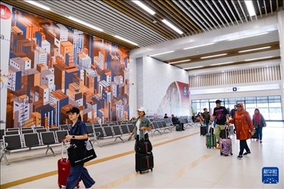 1月24日，在印度尼西亞雅加達哈利姆站，乘客在候車大廳內(nèi)行走。新華社記者 徐欽 攝