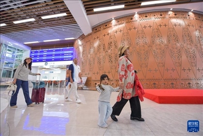 1月24日，在印度尼西亞雅加達哈利姆站，乘客在候車大廳內(nèi)行走。新華社記者 徐欽 攝