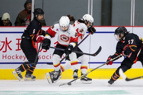 雙方球員爭搶。中國冰球協(xié)會(huì)供圖