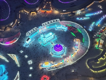 這是2023年12月27日在哈爾濱冰雪大世界拍攝的以巴黎圣母院和北京天壇為核心的冰建景觀群。