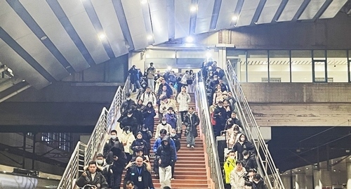 2024年鐵路春運(yùn)今日啟動(dòng)，旅客進(jìn)入站臺(tái)準(zhǔn)備乘車。人民網(wǎng)記者 喬雪峰攝