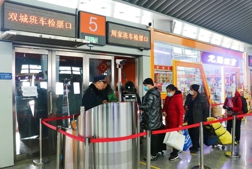 哈西公路客運(yùn)站內(nèi)旅客檢票排隊(duì)上車。黑龍江省交通運(yùn)輸廳供圖