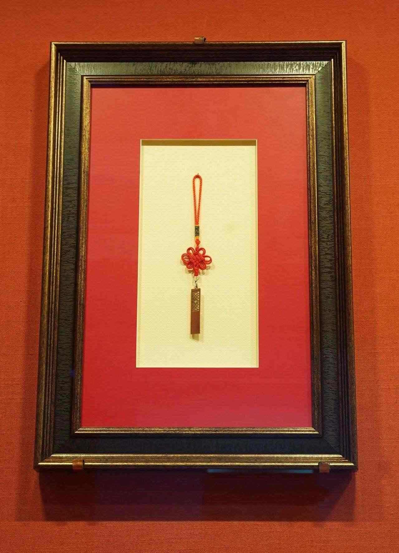 2017年5月，時任肯尼亞總統(tǒng)烏胡魯·肯雅塔贈送習近平主席的蒙內(nèi)鐵路紀念U盤。