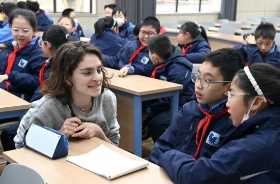  2023年12月18日，在西安新城區(qū)后宰門小學(xué)進行的中法校園文化周法語語言沙龍上，西安法語聯(lián)盟的老師與學(xué)生進行互動。新華社記者 劉瀟 攝