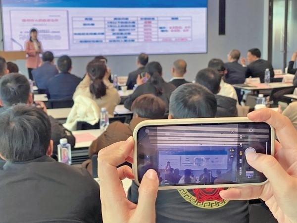 1月2日，“百團(tuán)千企出海拓市場(chǎng)增訂單”行動(dòng)啟動(dòng)。蔣文廣 攝