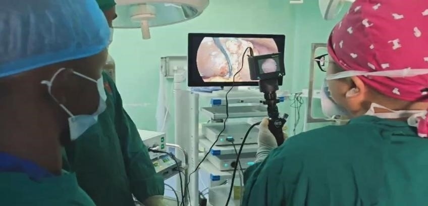 吳巍醫(yī)生（右一）在開展雙鏡聯(lián)合手術(shù)。中國援桑醫(yī)療隊供圖