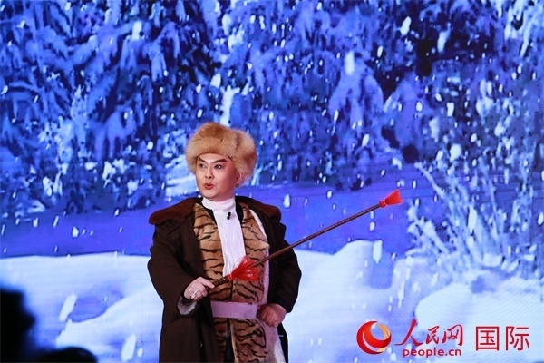 現(xiàn)代京劇《智取威虎山》選段《打虎上山》。人民網(wǎng) 許可攝