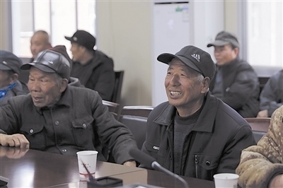  圖③：農(nóng)民工臉上洋溢著笑容。