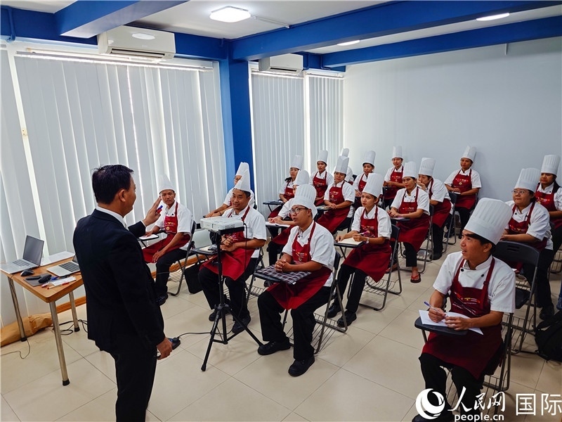 教師向?qū)W員授課。人民網(wǎng)記者 謝佳君攝