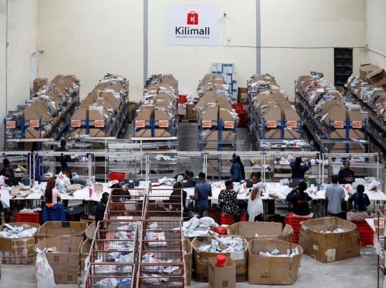 2023年11月11日，在肯尼亞姆洛隆戈，Kilimall員工在倉庫內(nèi)工作。新華社記者 李亞輝 攝