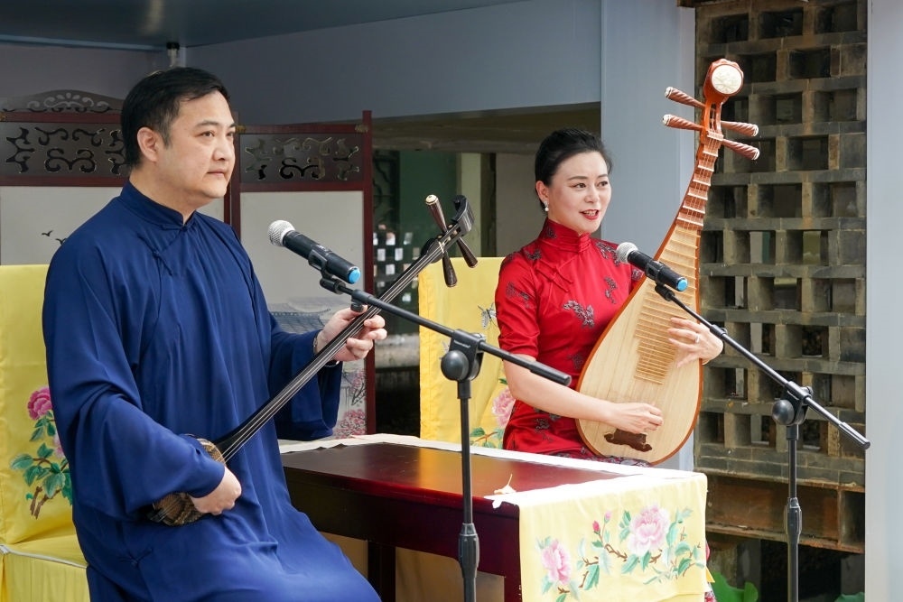 評彈藝人在蘇州平江路上的一家評彈店內(nèi)進(jìn)行表演（2023年7月7日攝）。新華社記者 李博 攝