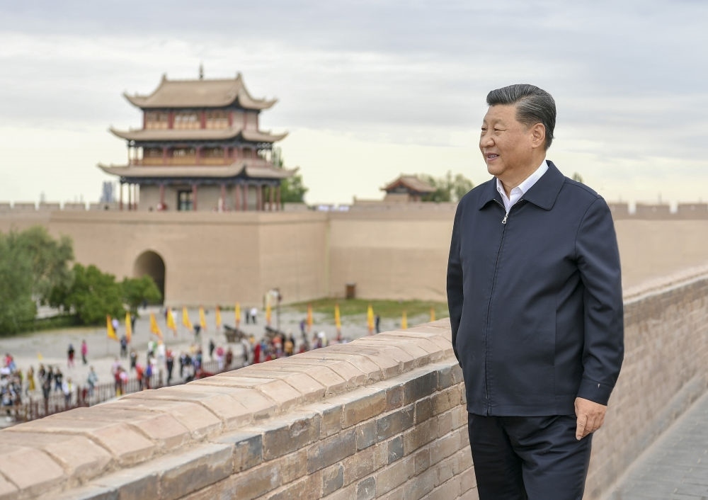 2019年8月20日上午，習近平來到嘉峪關關城，登上城樓察看關城整體面貌，聽取河西走廊長城、關隘歷史文化情況介紹。新華社記者 謝環(huán)馳 攝